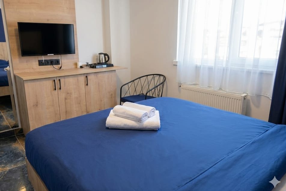 Yenimahalle pansiyon, suit oda ve TV ünitesi