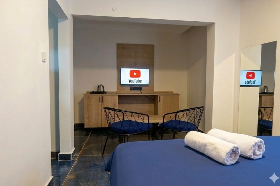 Yenimahalle saatlik kiralık oda, oturma alanı ve yemek masası